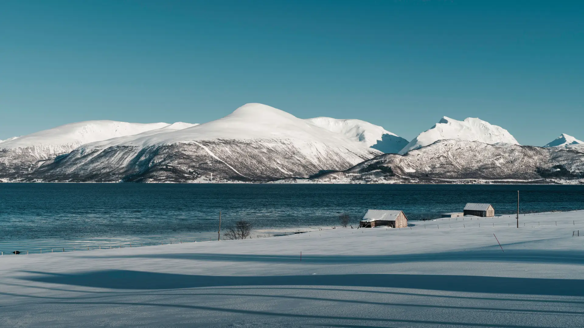 Talvinen fjord Norja